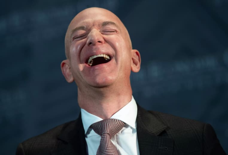 Jeff Bezos, fondateur d'Amazon, riant aux éclats... 