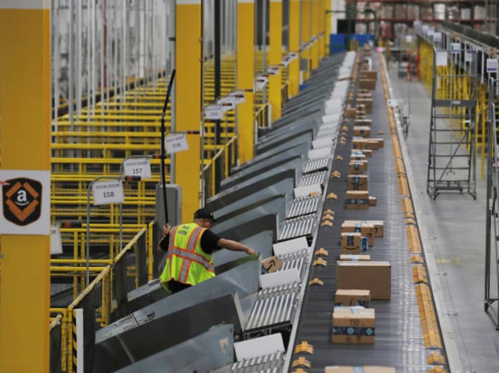 Un entrepôt d'Amazon... Ca enchaîne les colis ! 