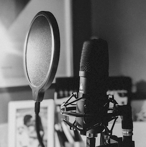 Microphone pour enregistrer un podcast, image en noir et blanc.