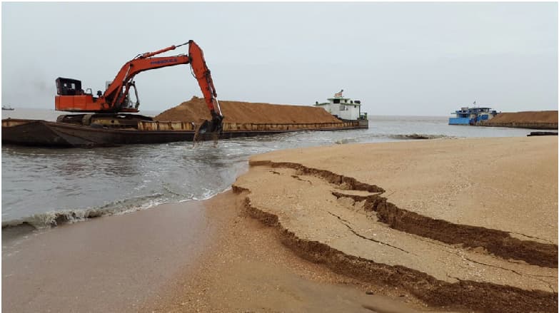 Extraction du sable d'une plage