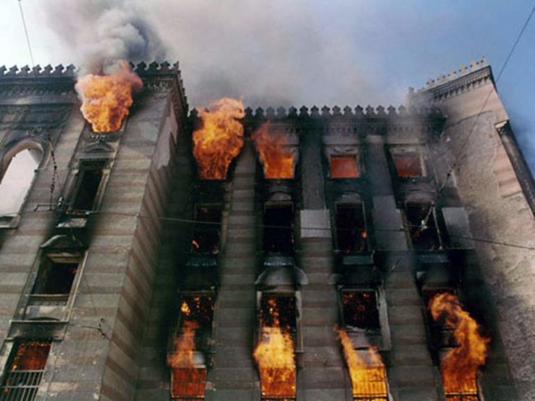 Hôtel de ville de Sarajevo, hébergeant les archives nationales, détruit par les flammes, 1992