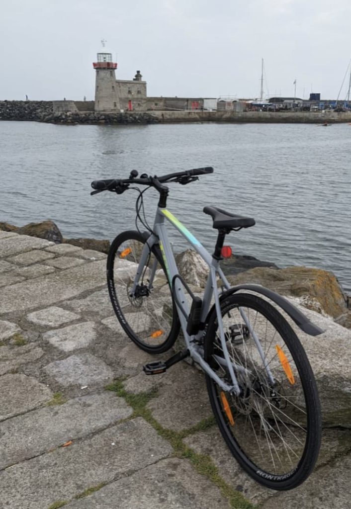 Belles vues portuaires lors de balades à vélo en Irlande.