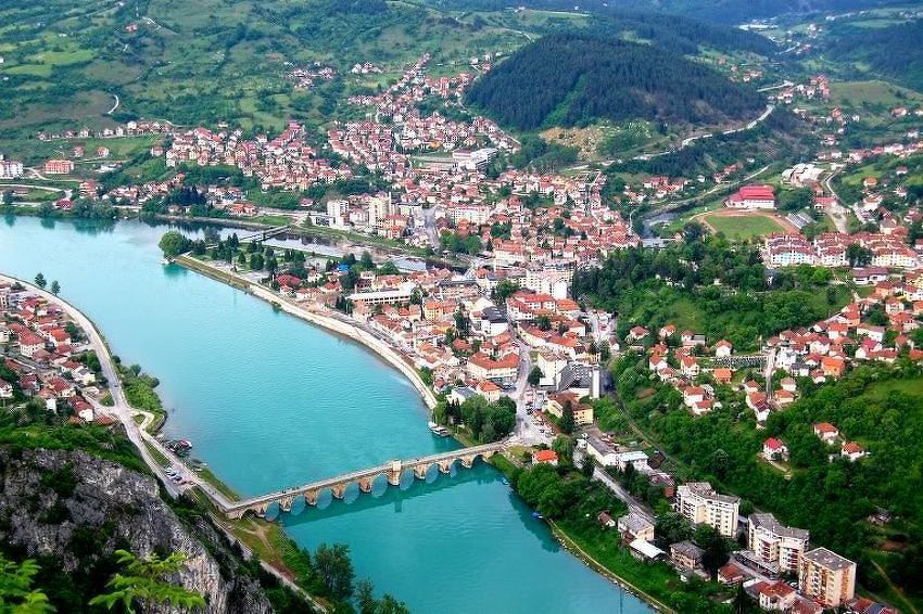 La ville de Višegrad, et le pont sur la Drina, telle qu'ils sont aujourd'hui.